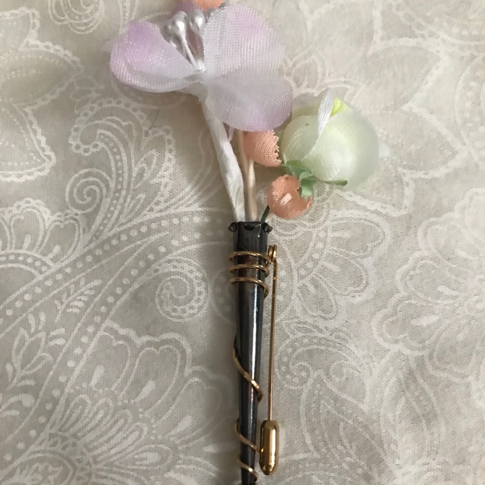 Floral brooch